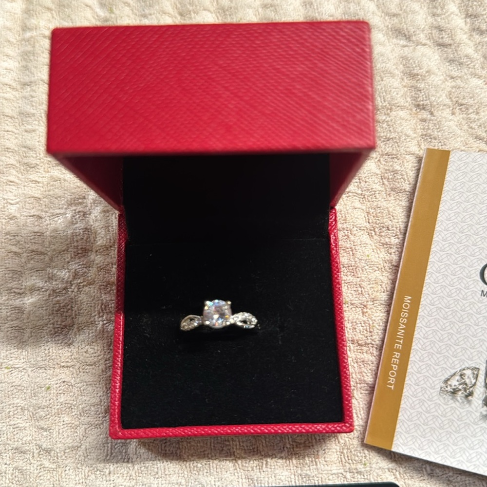 Beautiful Moissanite ring - Picture 2 of 8